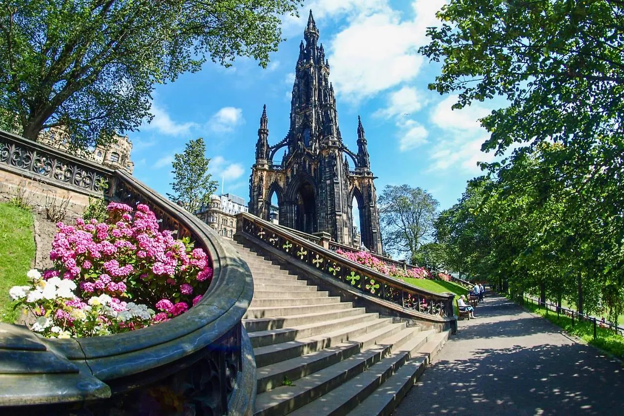 Charming Ground Floor Triple Room Edimburgo Inn
